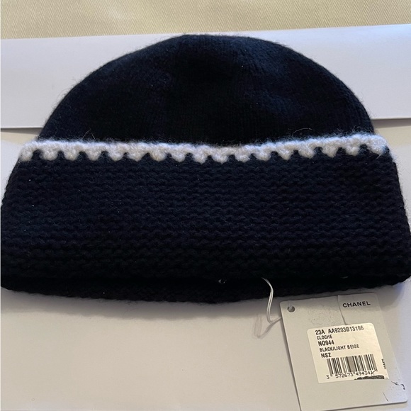 AUTHENTIC CHANEL BLACK/ LT BEIGE-BEANIE HAT AND GLOVES SET CC LOGO NEW WITH TAGS - Picture 3 of 8